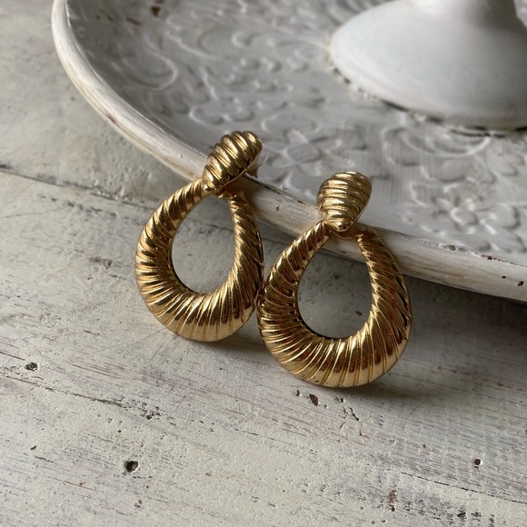 Gold Oval Hoop Detailed Earrings - Picture 12 of 16